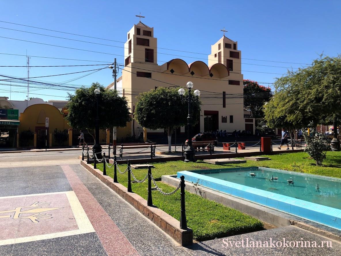 Собор на главной площади Наски