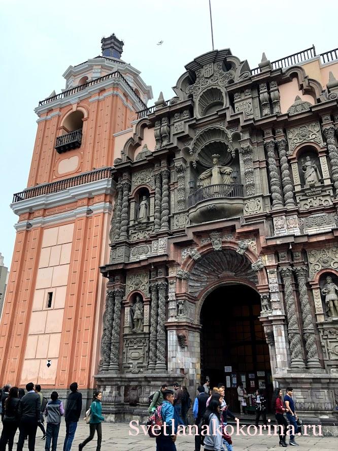 Удивительно красивый портал Базилика Божией Матери Милосердия, построенный в 1614 году.