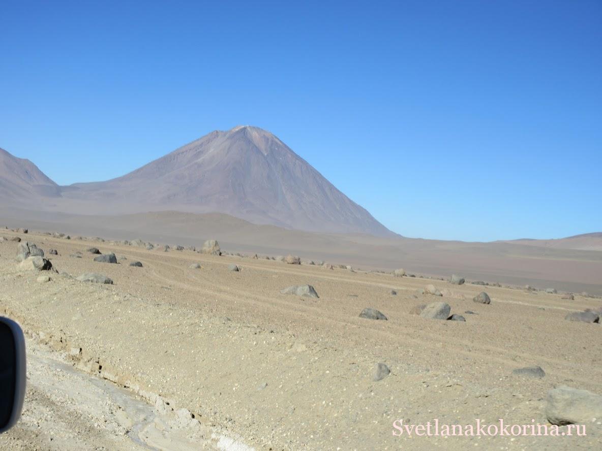 Вулкан Ликанкабур - стратовулкан на границе Боливии и Чили (высота 5916 метров над уровнем моря), на вершине которого находится 400-метровый кратер с небольшим озером