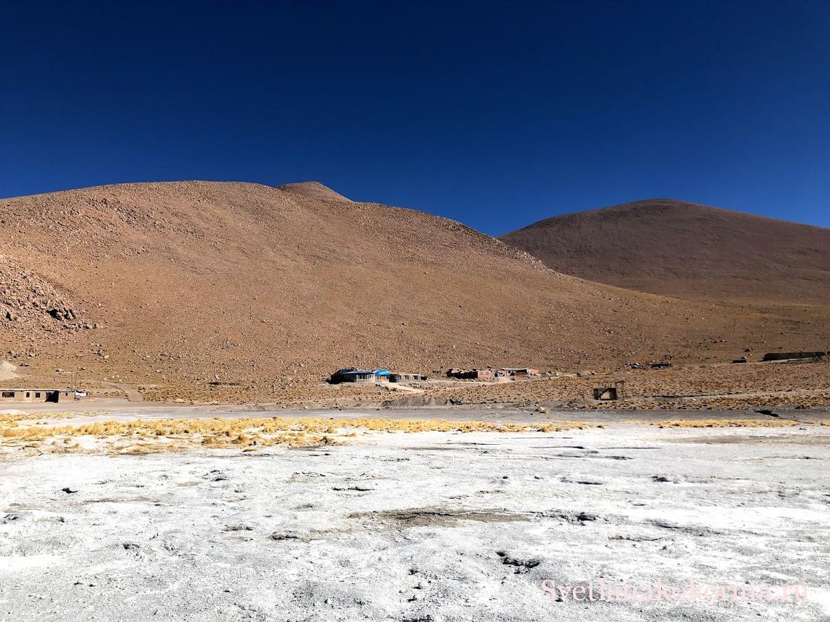 Вдали хостел, где мы останавливались на вторую ночь