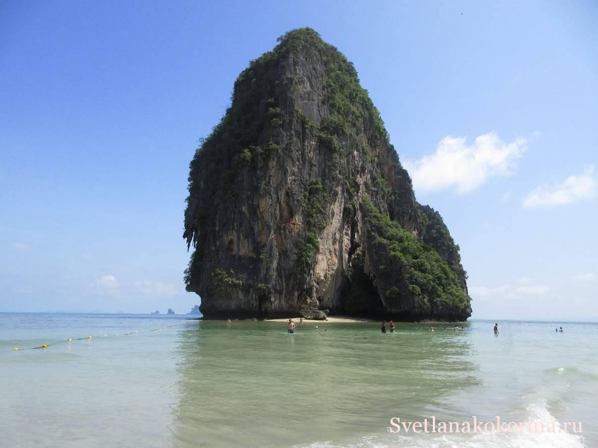 Скала в море Ko Rang Nok, в отлив можно дойти до нее с пляжа Пра Нанг