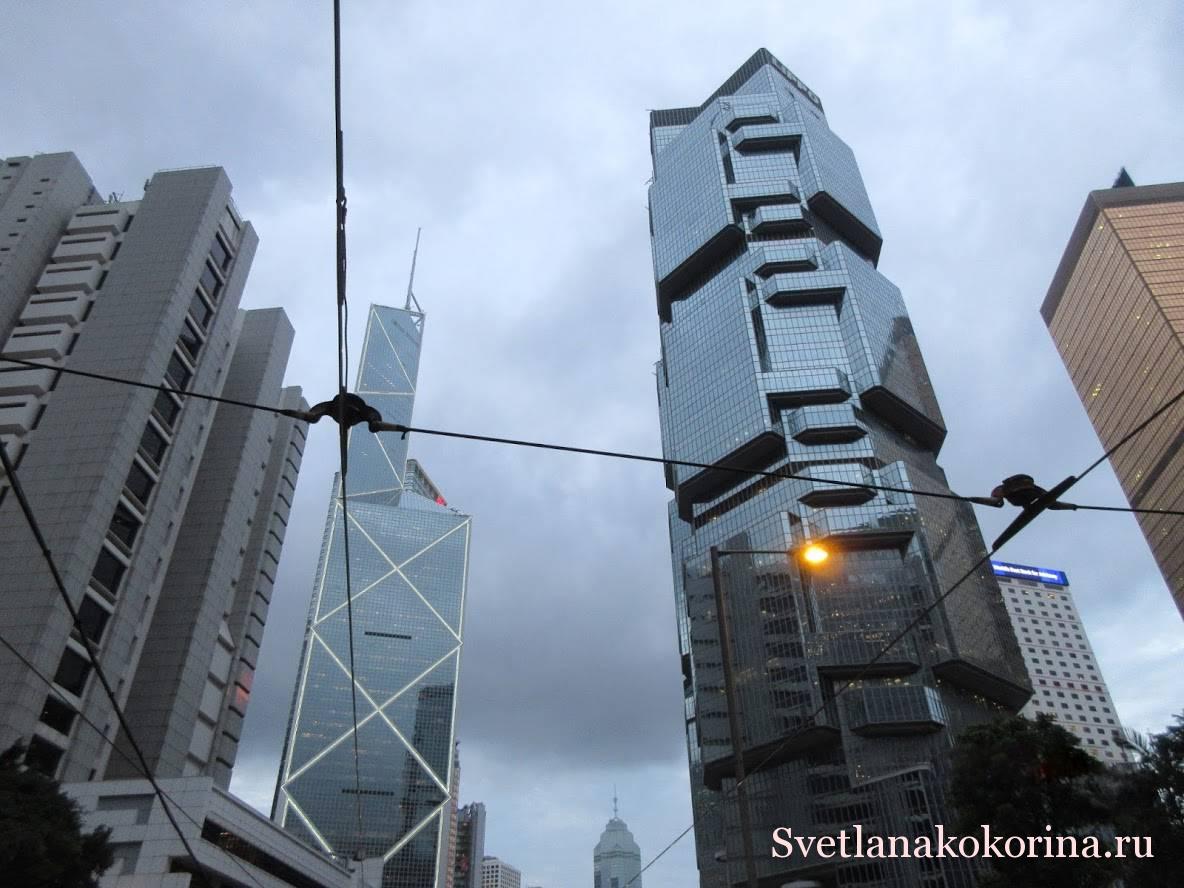 Башня банка Китая (слева) и Башни Lippo Centre (справа)