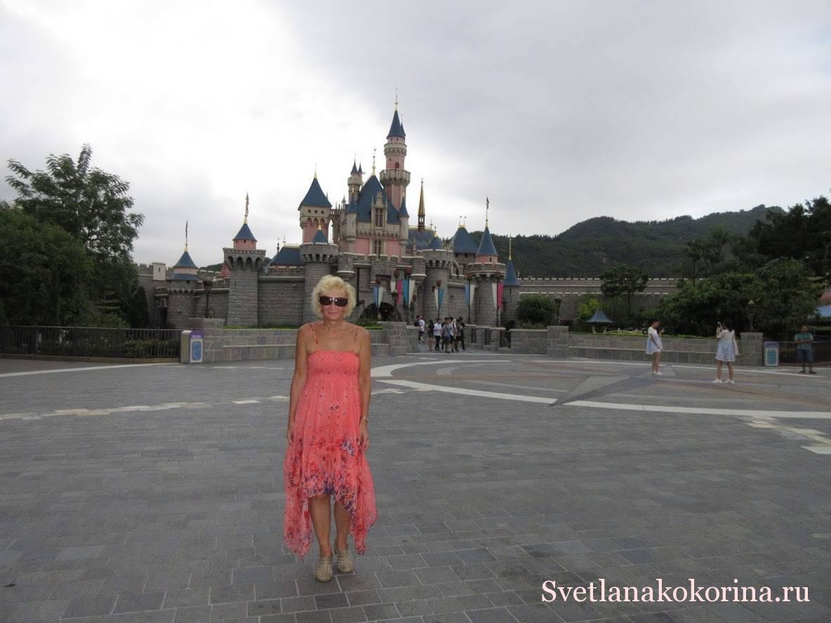 У замка Спящей красавицы