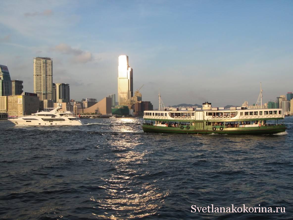 Паромы Star Ferry, курсирующие между Коулуном и островом Гонконг