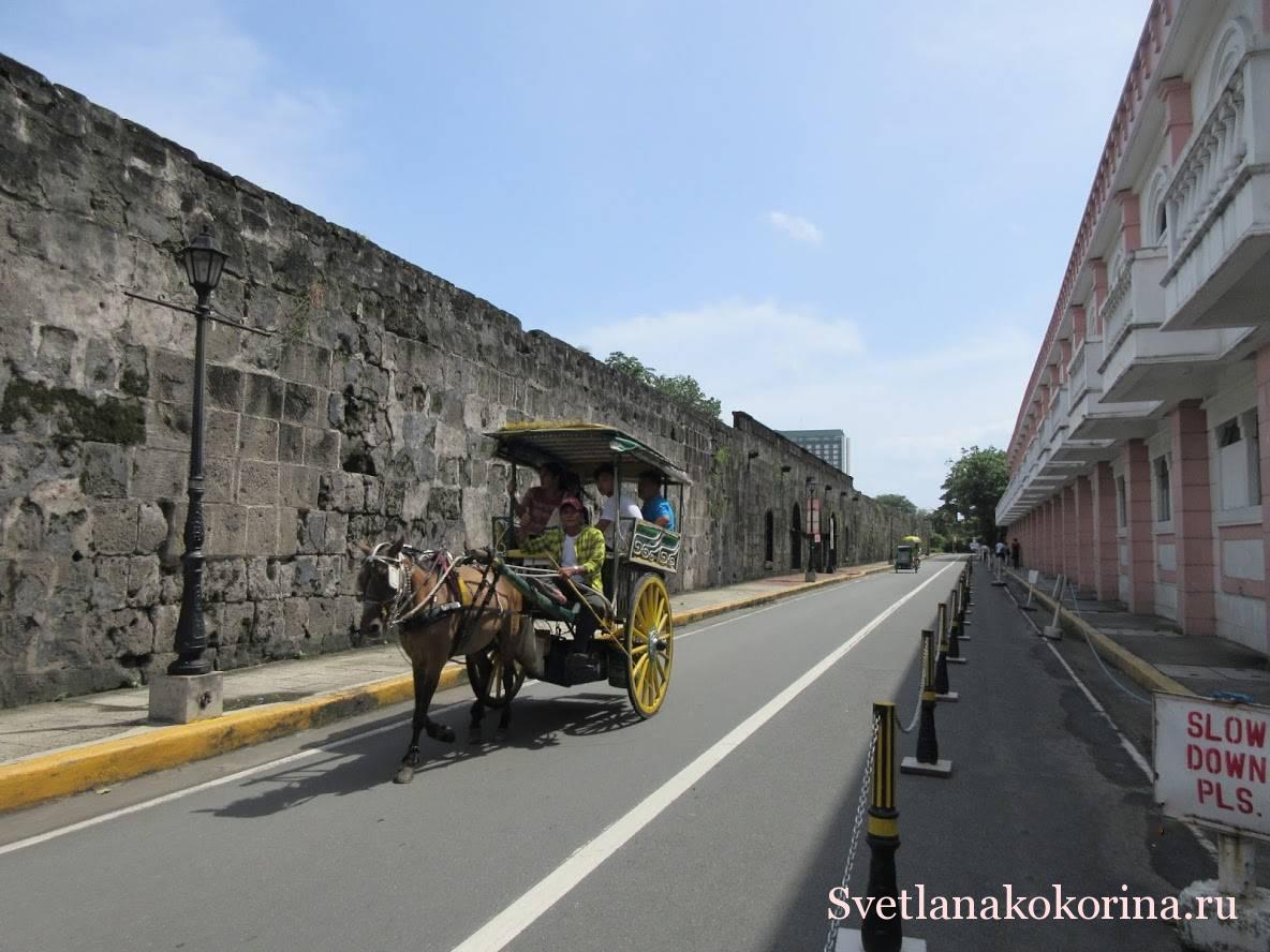 На таких лошадиных повозках филиппинцы катают по Интромуросу туристов