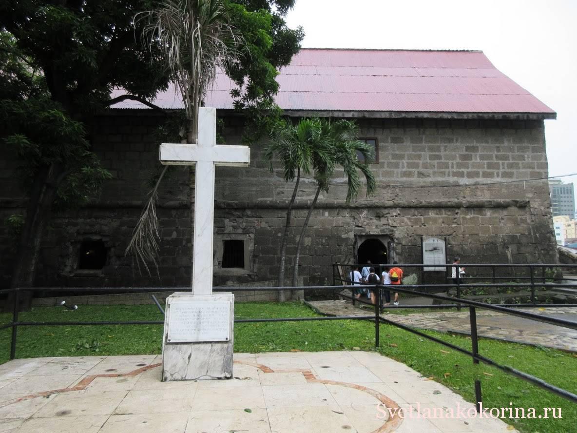 Большой белый крест установлен в память о мужестве борцов за свободу, которые содержались в застенках тюрьмы