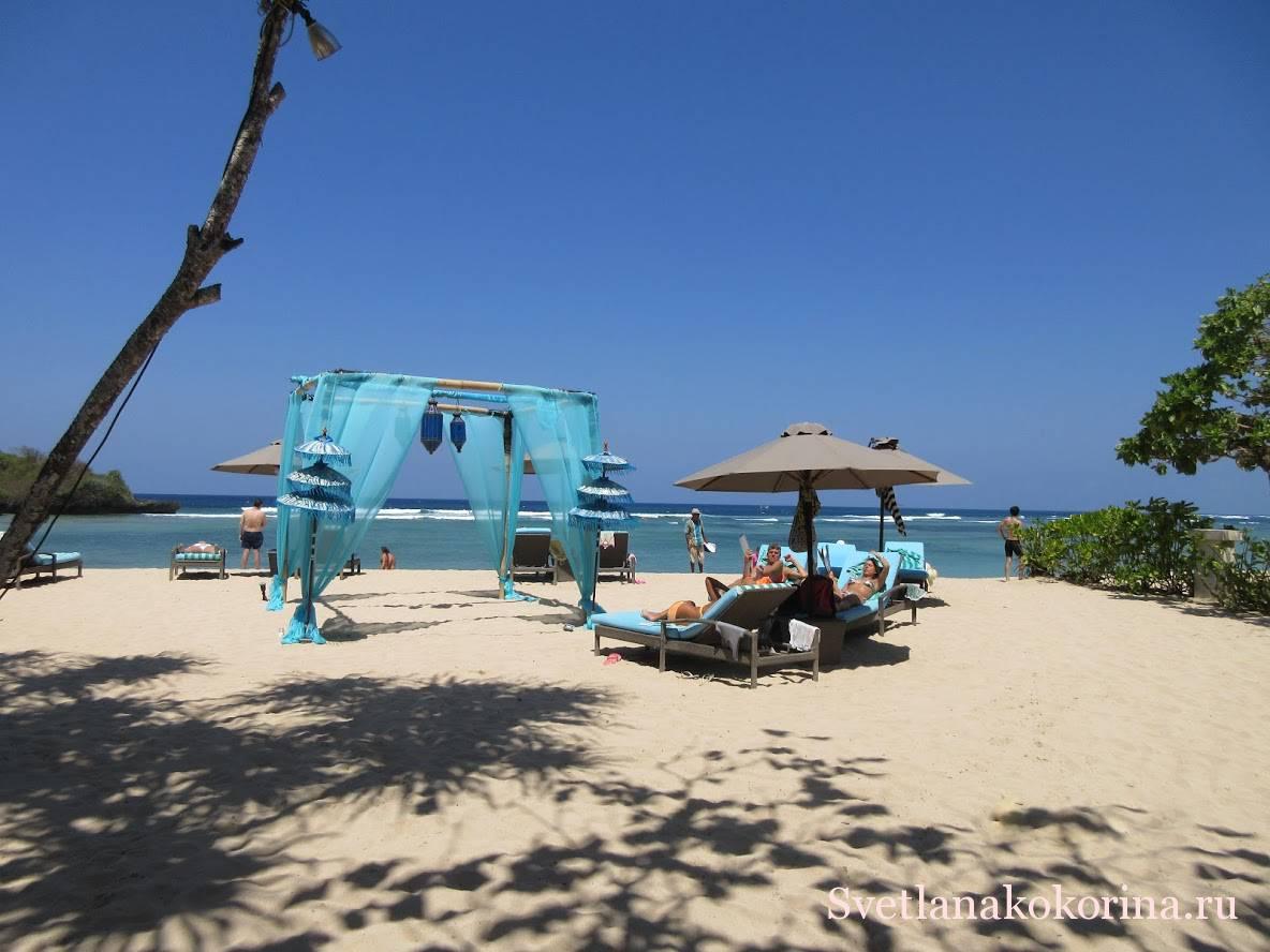 Участок пляжа одного из дорогих отелей Нуса-Дуа