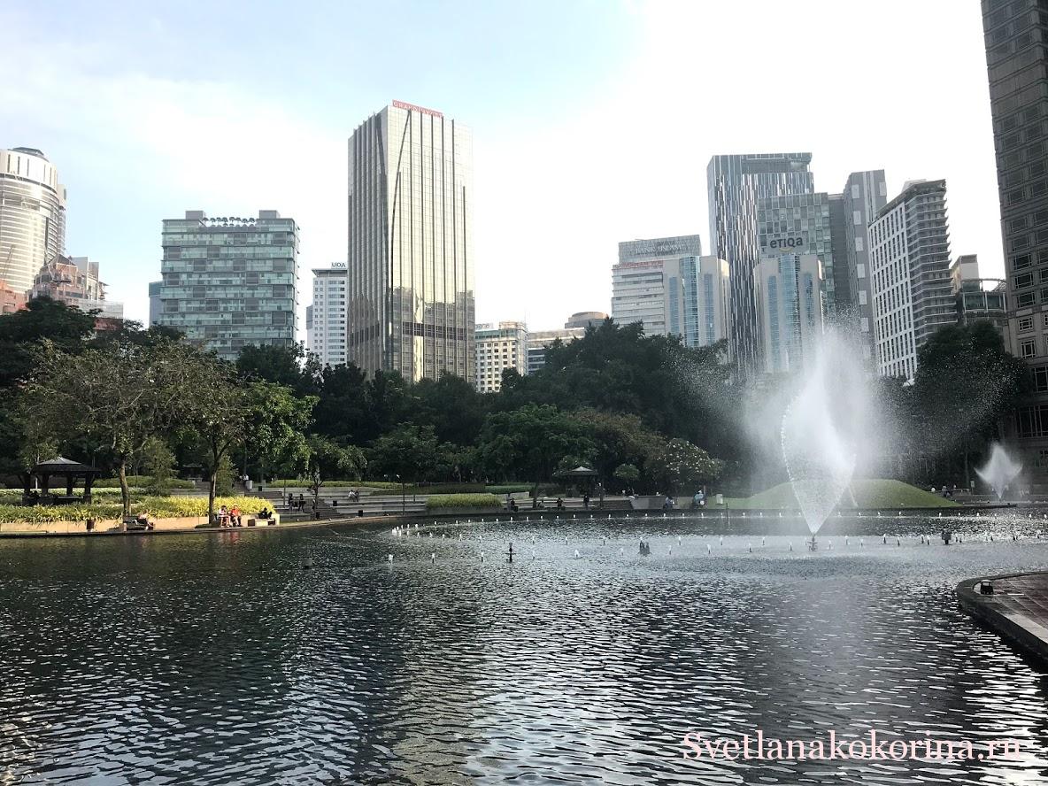 Озеро с фонтанами