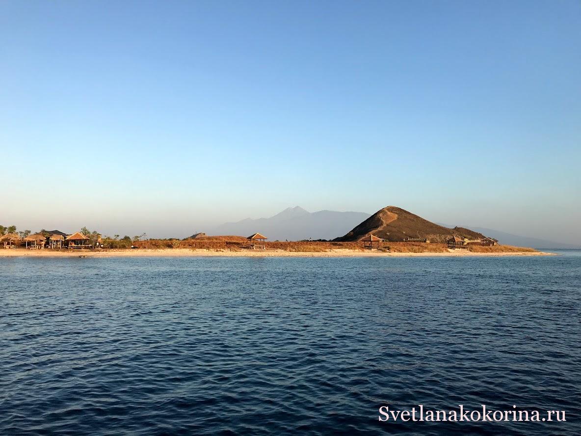 Вид на остров Калонг с нашего корабля