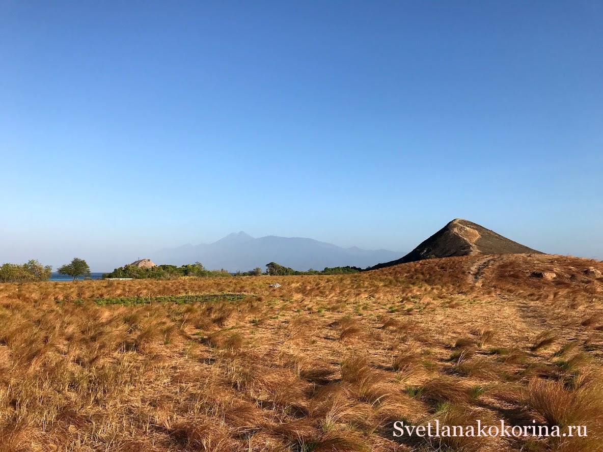 Вдали вулкан Ринджани на соседнем острове Ломбок