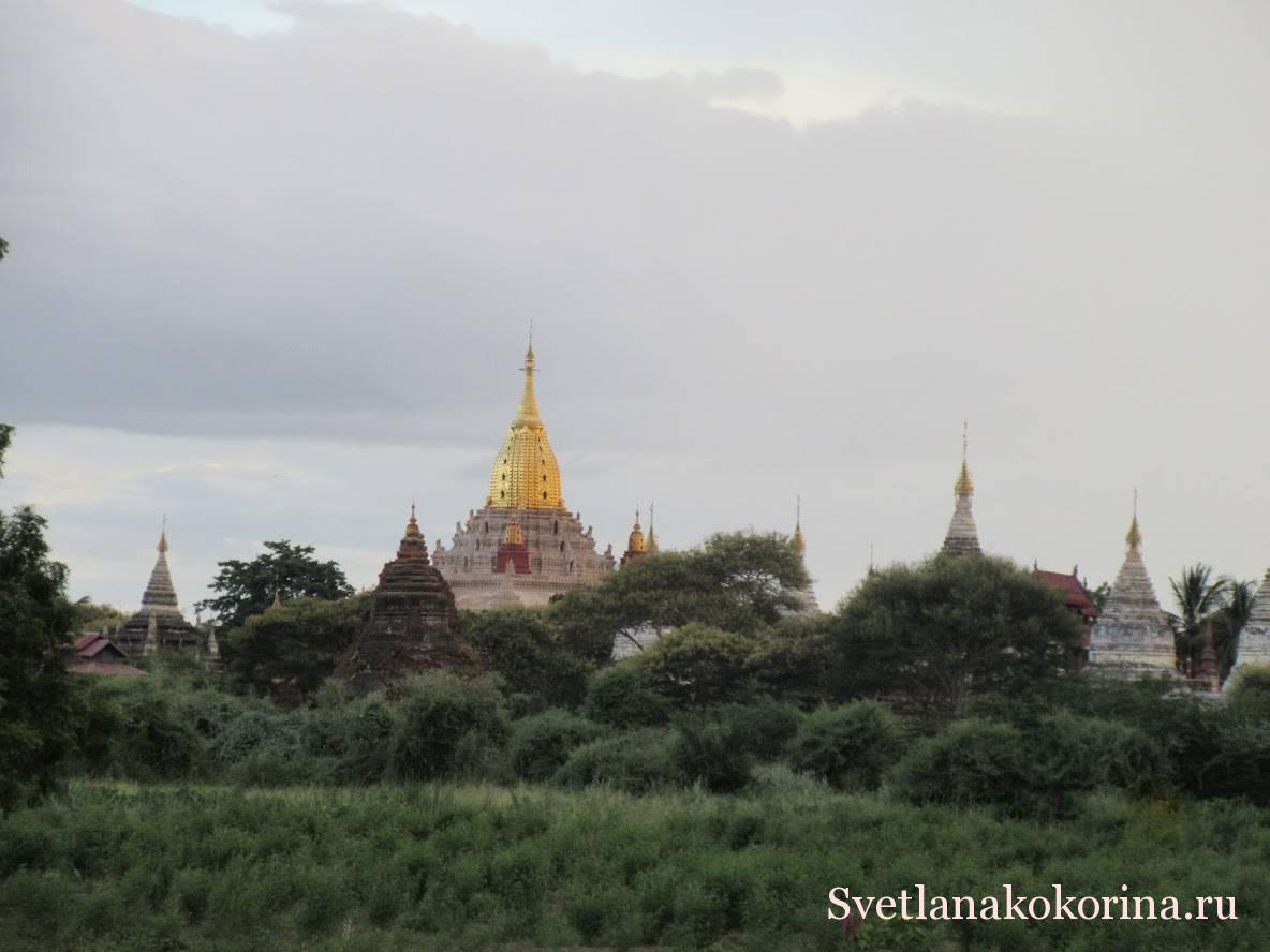 Храм Ананда - один из самых известных и красивых храмов Багана