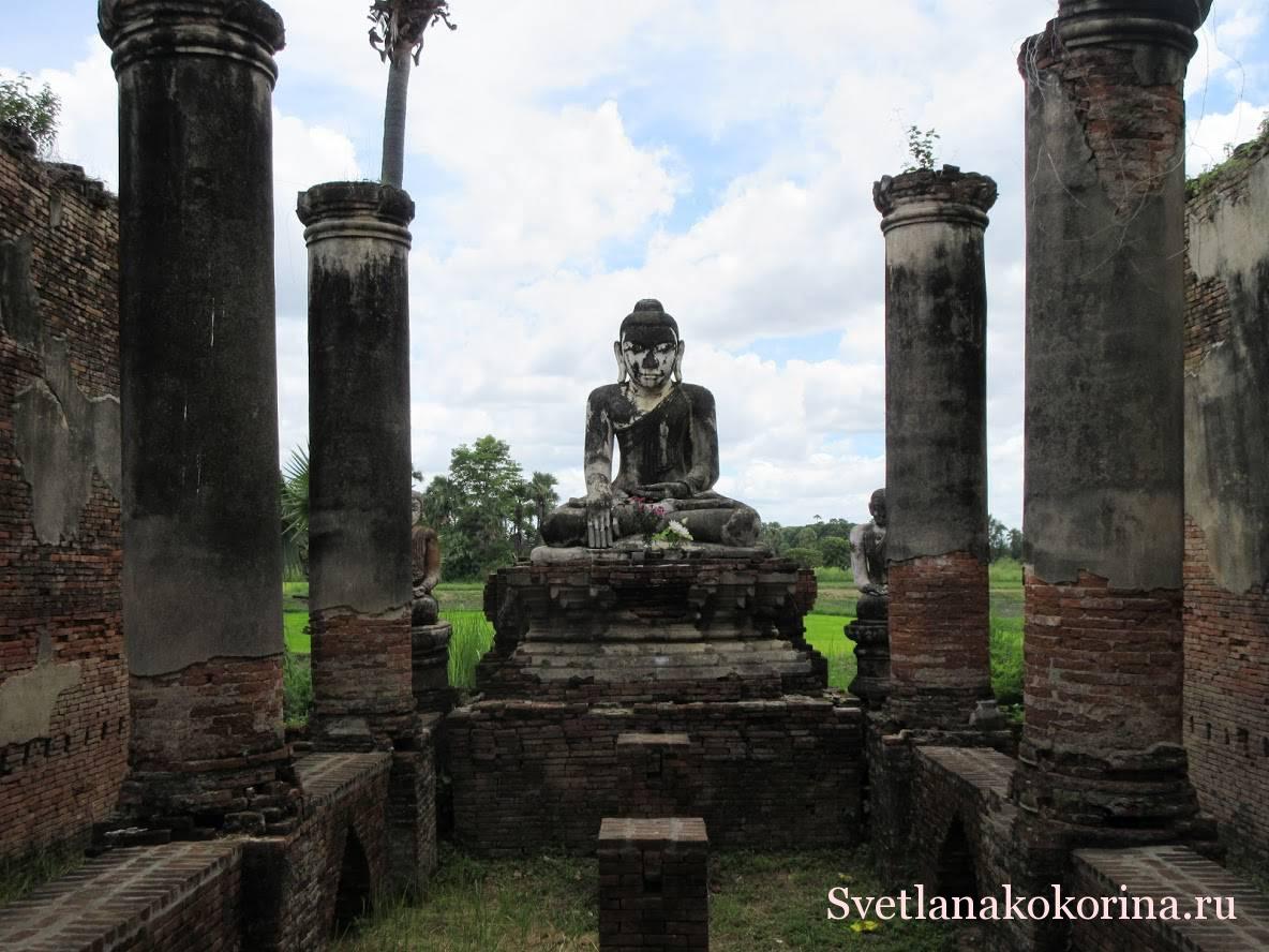 Статуя Будды в древнем разрушенном храме