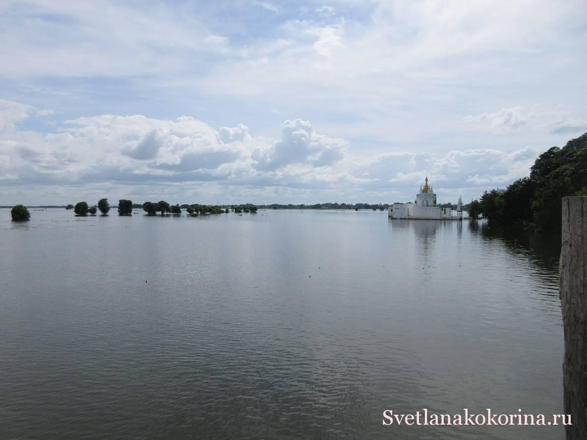 Пагода Shwe Modeptaw Pagoda на озере Таунтаман (Thaungthaman)
